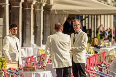 Venice, İtalya - 23 Ekim 2017: Garsonlar Piazza San Marco Vencie İtalya güneşli bir sabah hizmet için hazır.