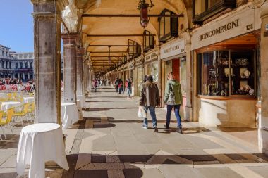 Venice, İtalya - 23 Ekim 2017: Piazza San Marco, Venedik, İtalya, güneşli bir sabah üzerinde kapalı bir geçit.