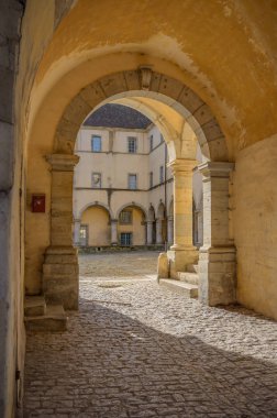 Fransisco-Comt, Lons-le-Saunier, Fransa 'daki Jura komün binasının avlusunda.. 