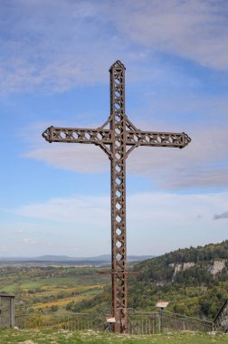 Croix-du-Dan 'deki modern metal haçı, Poligny kasabasının yukarısındaki bir dağda, Franche-Comt' taki Jura bölümünde.. 