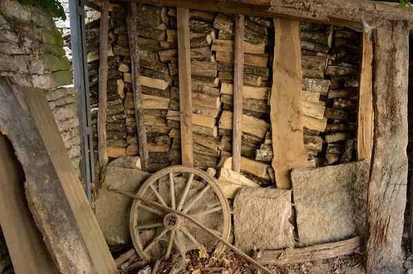 法国农村一个旧谷仓里的木柴仓库 — 图库照片