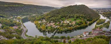 Fransa 'nın Bourgogne Franche-Comte bölgesindeki Besancon Kalesi' nden Adige nehrinin panoramik manzarası. 