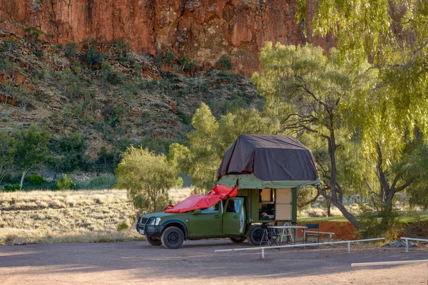 Una Furgoneta Autocaravana Cuatro Ruedas Estacionada Cerca Eucaliptos Que Crecen — Foto de Stock