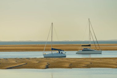 İki modern yat 1770, Queesland, Avustralya 'da demirlemiş..