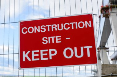 İnşaat alanı tabelasına dokunmayın.