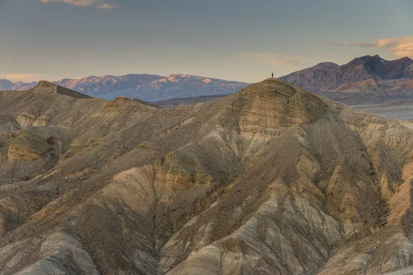 Samotny Człowiek Stoi Szczycie Szczytu Obok Manly Beacon Death Valley — Zdjęcie stockowe