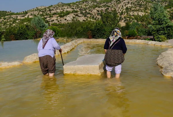 Két Azonosítatlan Idős Sétál Ásványi Anyagokban Gazdag Forrásvízben Pamukkale Ban — Stock Fotó