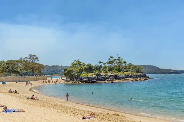 シドニー オーストラリア 2016年10月15日 オーストラリア シドニーのモスマン バルモラル ビーチで水泳とリラックス — ストック写真