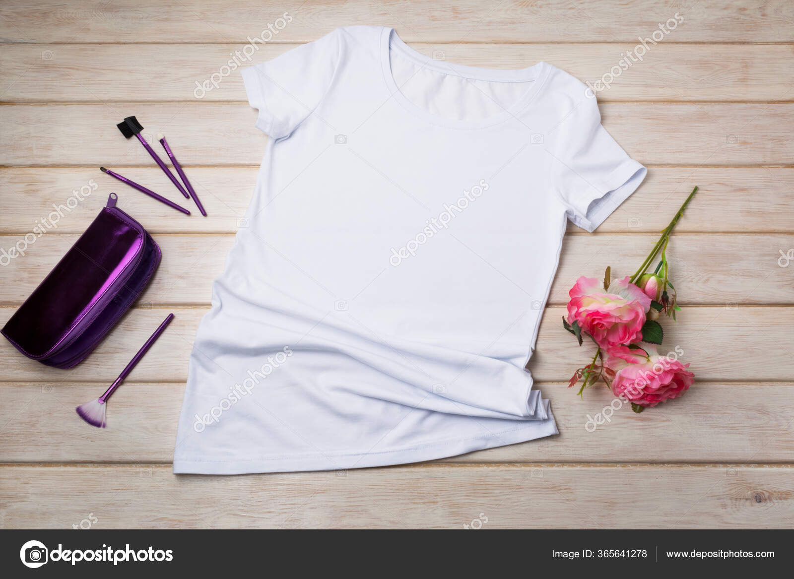 Download Wanita Kulit Putih Kaus Mockup Dengan Tas Kosmetik Ungu Dan Stok Foto C Tasipas 365641278