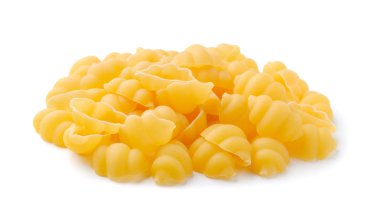 Makarna kabukları üzerine beyaz izole