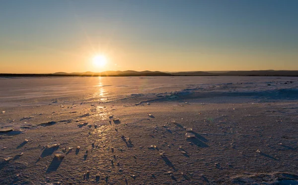 Красивый закат на замёрзшем озере . — стоковое фото