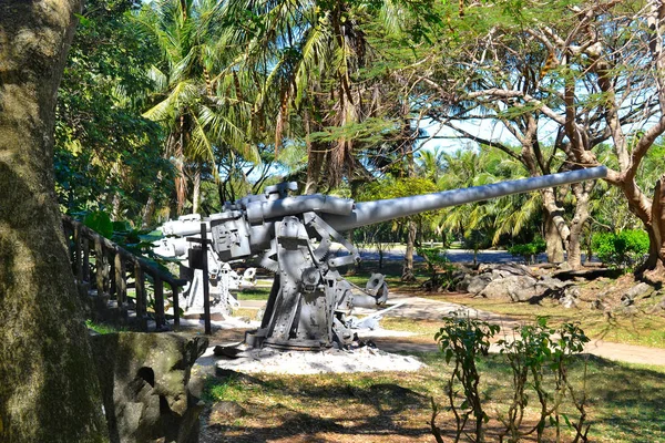 Artiglieria avanzata dalla seconda guerra mondiale sull'isola di Saipan . — Foto Stock