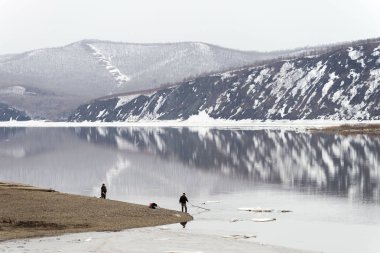 Bahar balıkçılık Amur Nehri üzerinde.