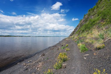 Güzel yaz günü Amur Nehri üzerinde.
