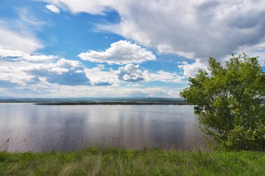 Güzel yaz günü Amur Nehri üzerinde.