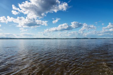 Güzel yaz günü Amur Nehri üzerinde.