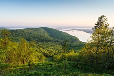 Amur Nehri üzerinde gündoğumu.