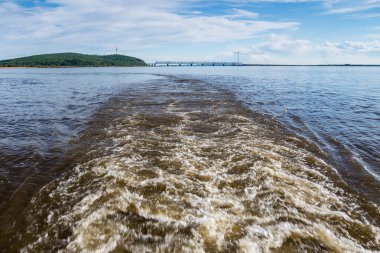 Güzel yaz günü Amur Nehri üzerinde.