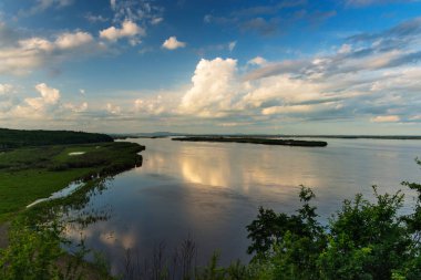 Amur Nehri üzerinde akşam görünümü.