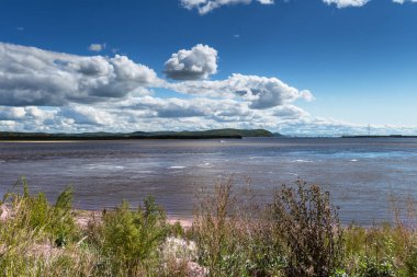 Güzel yaz günü Amur Nehri üzerinde.