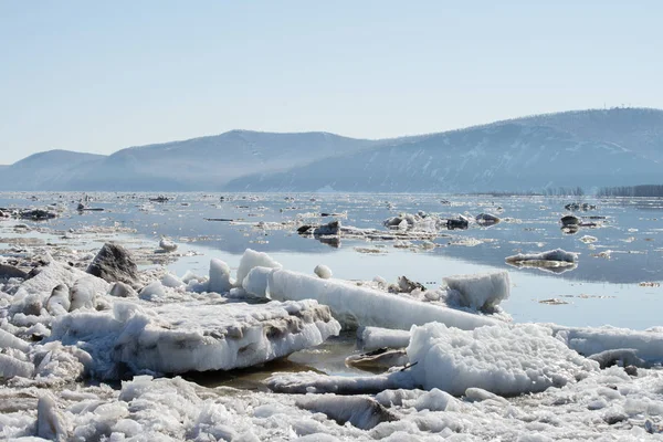Úszó jég az Amur-folyó. — Stock Fotó