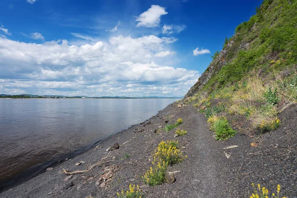 Belo dia de verão no Rio Amur . — Fotografia de Stock