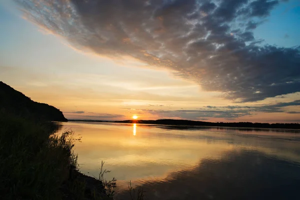 Zonsopgang boven de rivier de Amoer. — Stockfoto