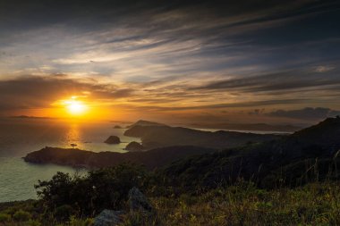  Japon deniz Cape Tarantseva üzerinde güzel bir gün batımı.