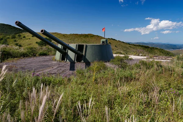 ロシアのミサイル発射機電池機関砲、大砲の丘上. — ストック写真
