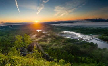 Mountain River Vadisi Amgun. Khabarovsk Krai, Rusya 'nın uzak doğusunda. Güzel Amgun Nehri manzarası. 