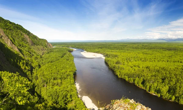 Mountain River Valley Amgun. Krai de Khabarovsk no Extremo russo — Fotografia de Stock