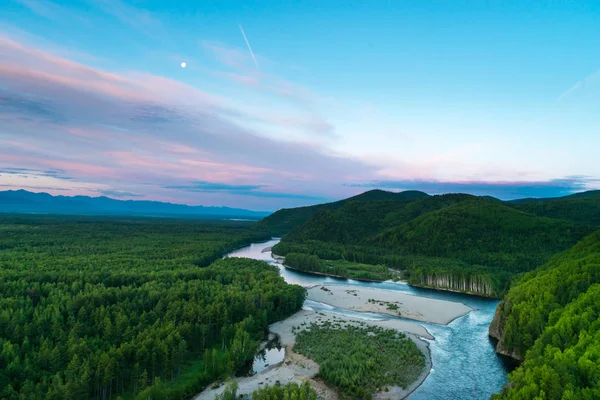 Mountain River Valley Amgun. Krai de Khabarovsk no Extremo russo — Fotografia de Stock