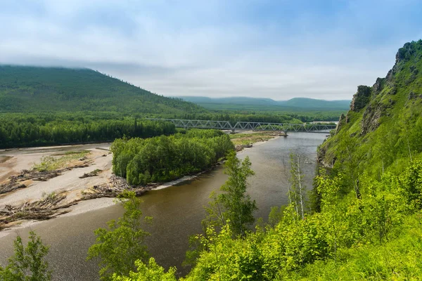 Mountain River Valley Amgun. Krai de Khabarovsk no Extremo russo — Fotografia de Stock