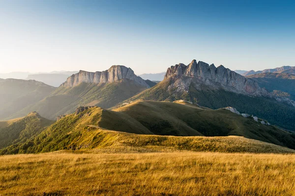 Kaukasiska bergen i regionen Adygea, Krasnodar. — Stockfoto