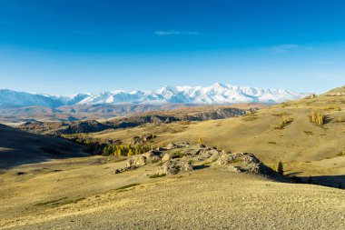 Kurai bozkırları sonbaharda. Chuya Nehri Vadisi. Altai Cumhuriyeti 
