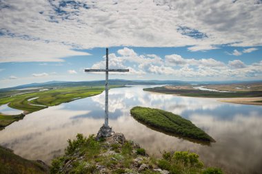 Amur Nehri'ndeki Cliff Aury. Rusya'nın Uzak Doğu'nun Habarovsk bölgesi. Cliff Aury ile Amur Nehri manzarası. 