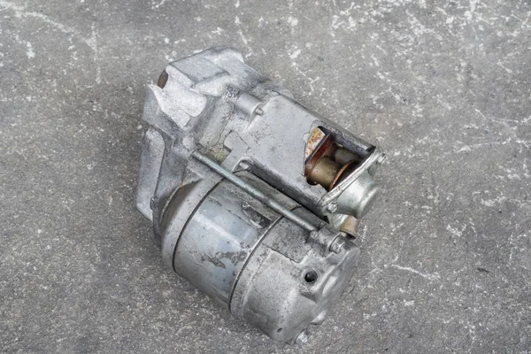Cracked engine starter — Stock Photo, Image