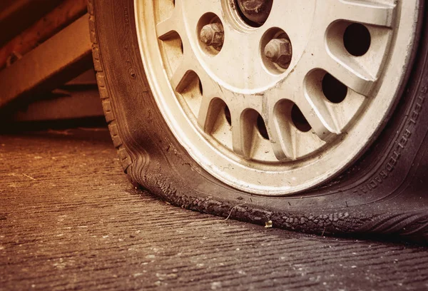 Platter Reifen beschädigt Stockbild