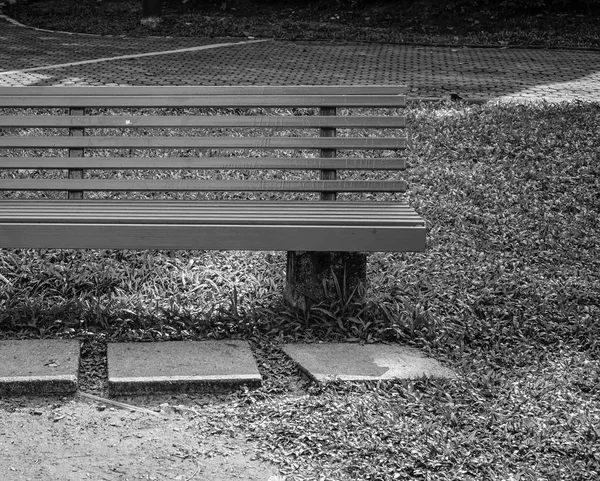 Zelené lavičky v parku — Stock fotografie
