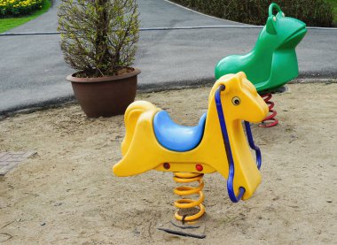 Eski renkli tahterevalli