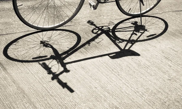 Тінь велосипеда — стокове фото