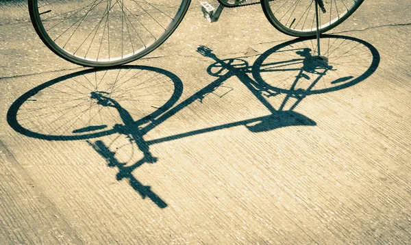 Тень велосипеда — стоковое фото