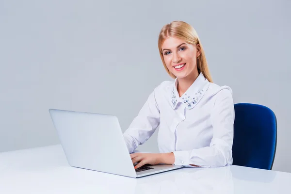 Junge Geschäftsfrau arbeitet am Laptop. — Stockfoto