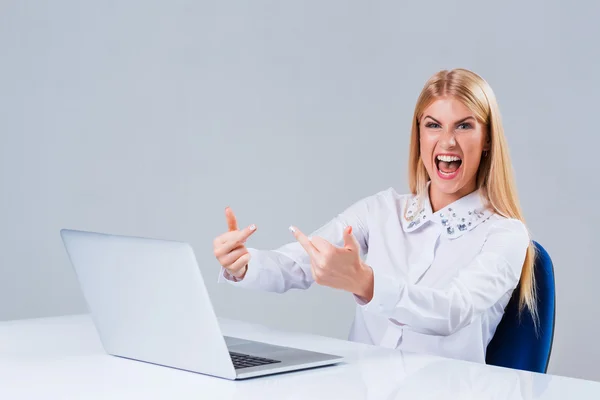 Young businesswoman working at laptop computer. — Stock Photo, Image