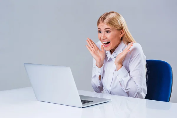 Young businesswoman working at laptop computer. — Stock Photo, Image