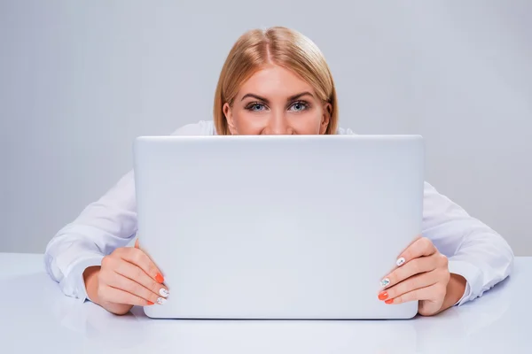 Ung affärskvinna arbetar på bärbar dator. — Stockfoto