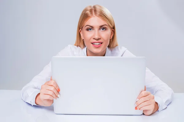 Jonge zakenvrouw werkt op laptopcomputer. — Stockfoto