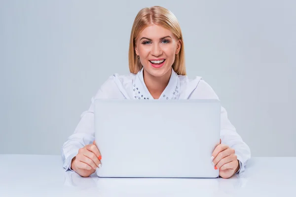 Jeune femme d'affaires travaillant à l'ordinateur portable . — Photo