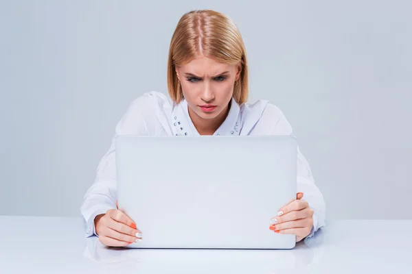 Jonge zakenvrouw werkt op laptopcomputer. — Stockfoto