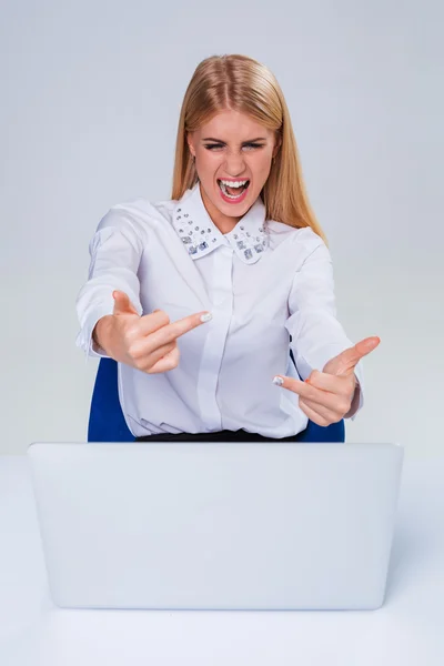 Young businesswoman working at laptop computer. — Stock Photo, Image